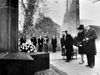 President Heinemann legt krans bij monument Hollandse Schouwburg Amsterdam, Bestanddeelnr 923-0186