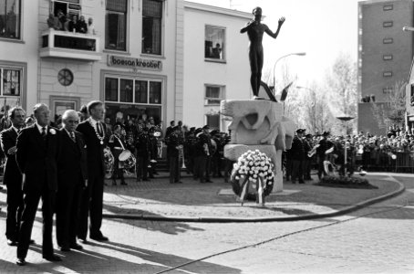 Prins Bernhard legt een krans bij het Nationaal Bevrijdingsmonument voor Hotel d, Bestanddeelnr 930-8150