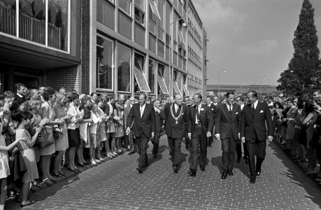 Prins Bernhard is op weg naar de fabriek van Stork. Geheel links directeur G.A. , Bestanddeelnr 921-6554