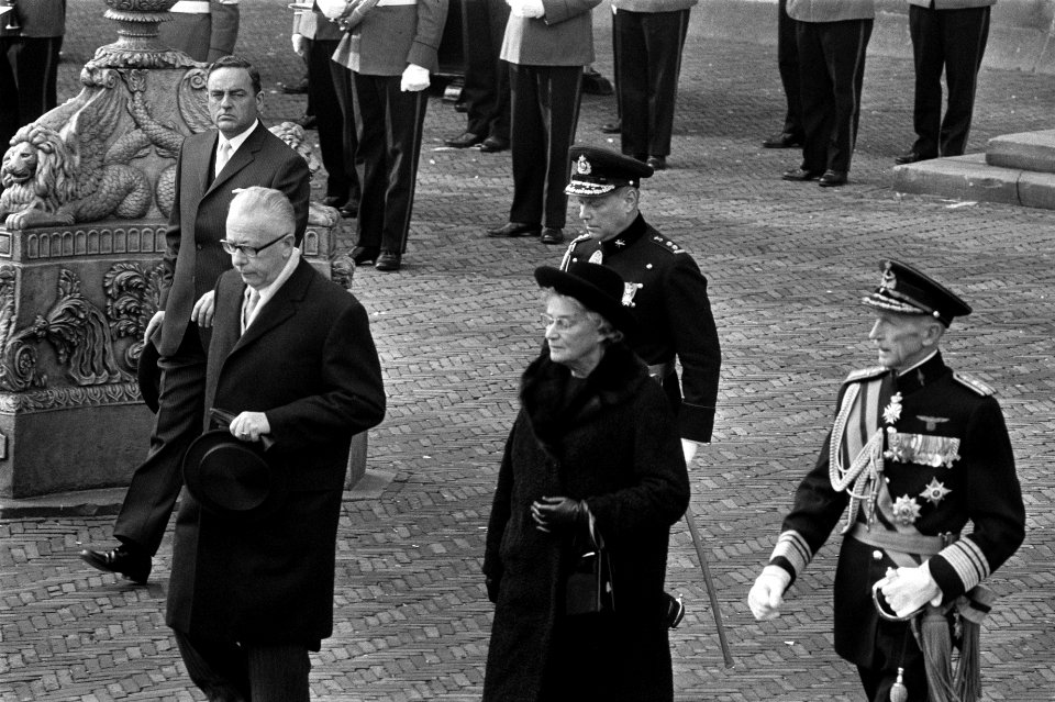 President Heinemann en zijn vrouw bij het paleis op de Dam, Bestanddeelnr 923-0091