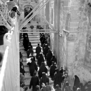 Priesters van de Grieks Orthodoxe kerk in processie onder de steigers bij het ve, Bestanddeelnr 255-5260