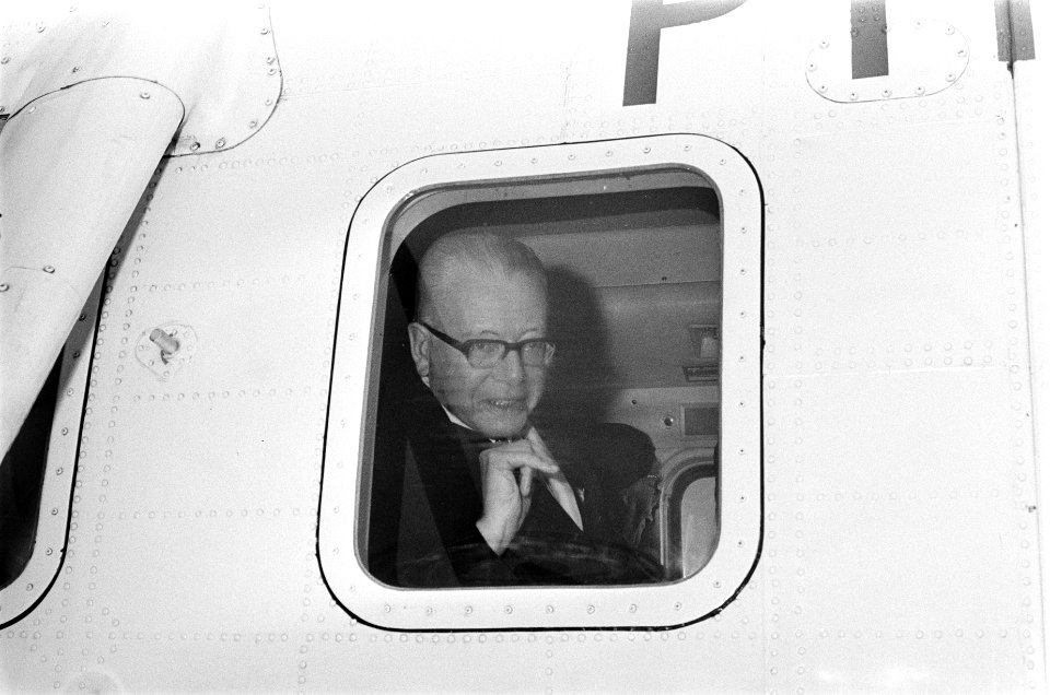 President Heinemann vertrekt van Schiphol per helicopter naar Rotterdam. Heinema, Bestanddeelnr 923-0132