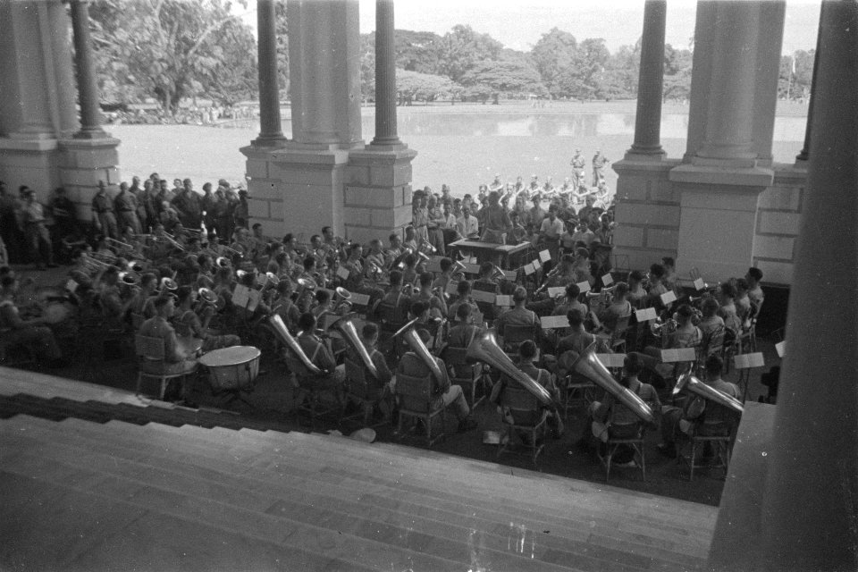 Prins Bernhard Kapel geeft een concert onder leiding van kapelmeester luitenant , Bestanddeelnr 112-5-5