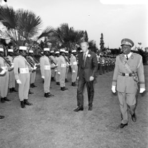 Prins Bernhard in Zaire (voorheen Belgisch Congo), Bernhard inspecteert erewacht, Bestanddeelnr 926-6035