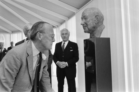 Prins Bernhard onthulde in s Graveland borstbeeld jhr. Pieter Jacob Six, Bestanddeelnr 933-9636