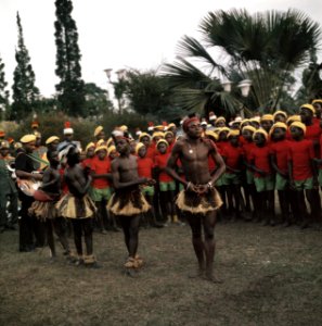 Prins Bernhard in Zaire met President Moboetoe folkloristische dansgroep, Bestanddeelnr 254-9352
