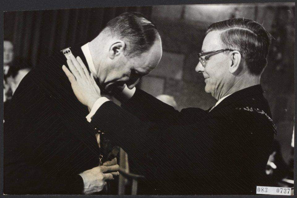 Prijsuitreikingen, burgemeesters, ministers, Heusch Herman, Karel de Grote Prijs, Bestanddeelnr 083-0737