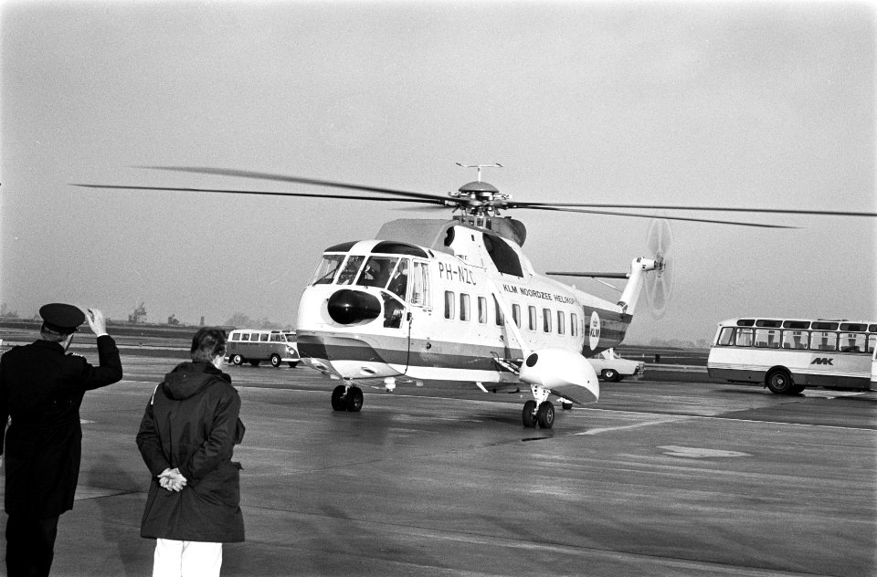 President Heinemann vertrekt van Schiphol per helicopter naar Rotterdam. Helicop, Bestanddeelnr 923-0134