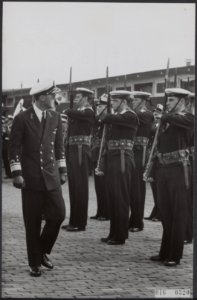 Prins Bernhard inspecteert erewacht bij zijn bezoek aan het Marine Opkomst Centr, Bestanddeelnr 016-0320