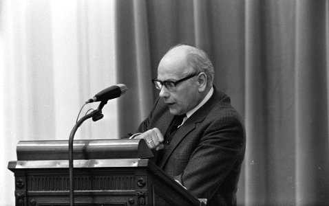 Prijzen debat in Tweede Kamer nr. 32 , 33 den Uyl nr. 34 , 35 Nelissen, Bestanddeelnr 922-2809