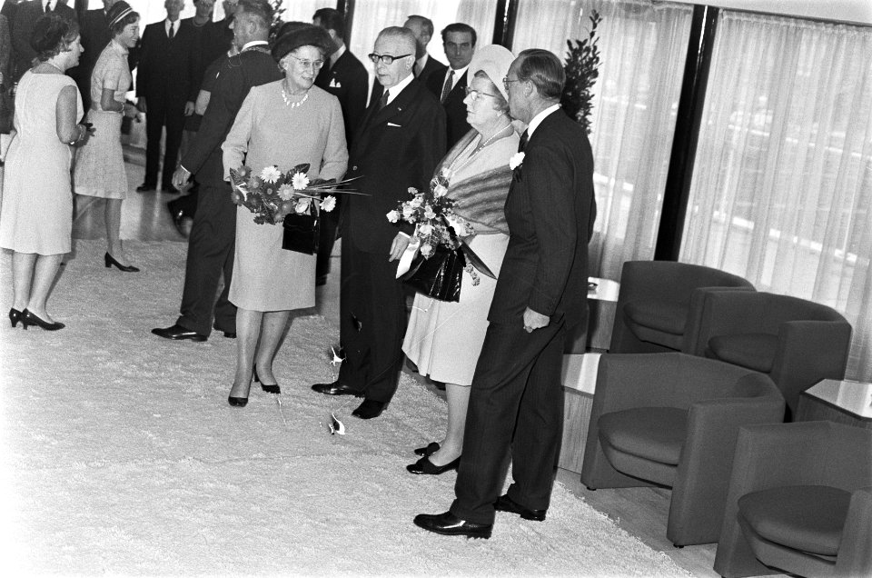 President Heinemann bezoekt Duitse school in Den Haag . President Heinemann loop, Bestanddeelnr 923-0202