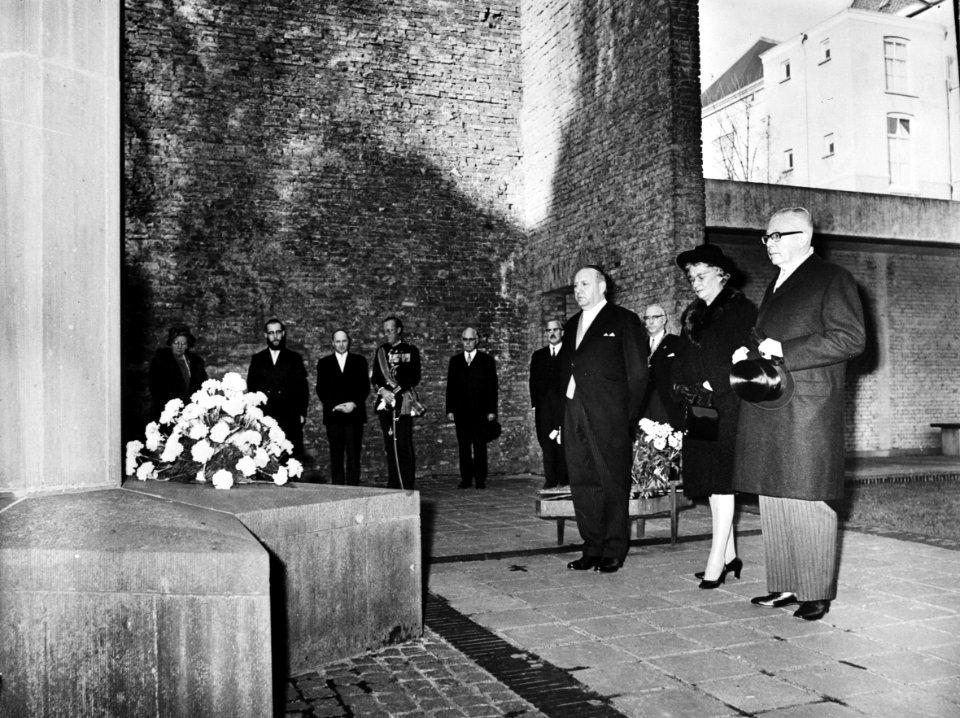 President Heinemann legt krans bij monument Hollandse Schouwburg Amsterdam, Bestanddeelnr 923-0185