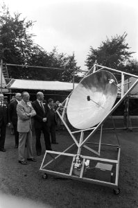 Prins Bernhard kijkt bij een zonnecollector, Bestanddeelnr 930-4767