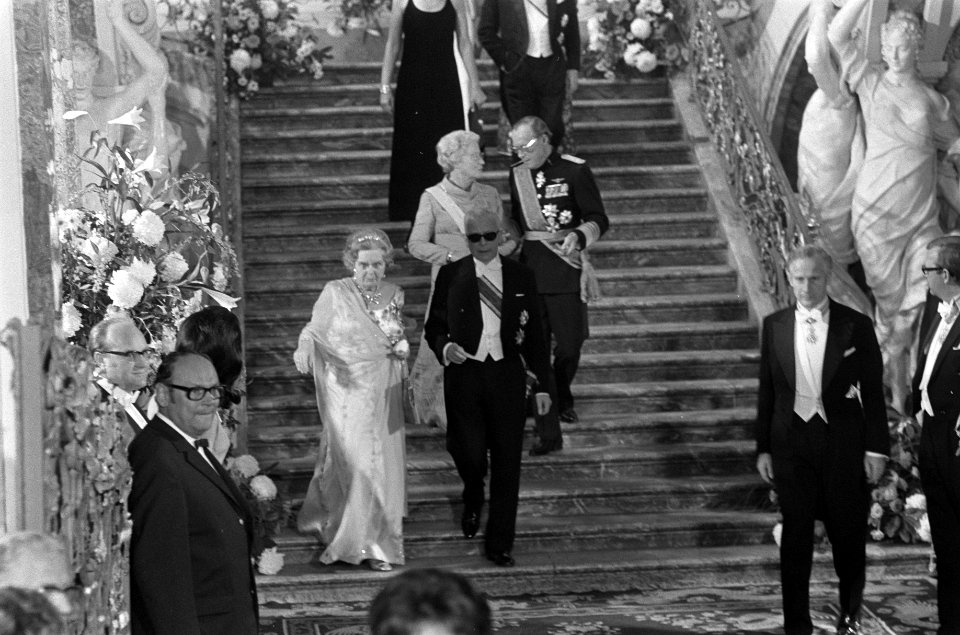 President Heinemann biedt koningin Juliana en prins Bernhard een banket in een k, Bestanddeelnr 925-0831