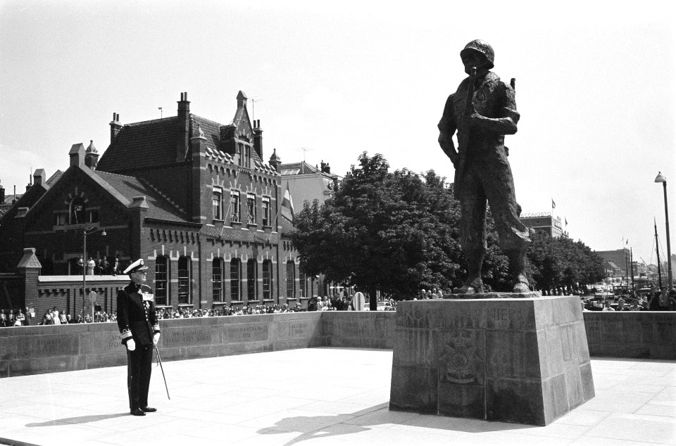 Prins Bernhard heeft op het Oostplein in Rotterdam het Mariniersmonument onthuld, Bestanddeelnr 915-3362