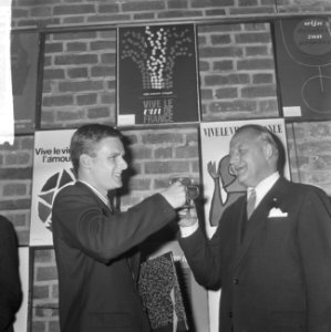 Prijsuitreiking Wijnafficheprijsvraag te Den Haag , links de winnaar Cees van de, Bestanddeelnr 917-0988