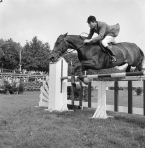 Prijs voor de Rotterdamse Jockeyclub, winnaar P Jonqueres dOriola op Gerboise B, Bestanddeelnr 911-4784