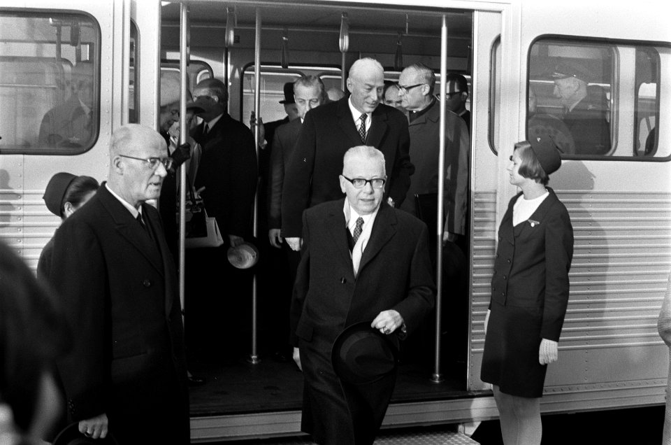 President Heinemann vertrekt van Schiphol per helicopter naar Rotterdam. Heinema, Bestanddeelnr 923-0133