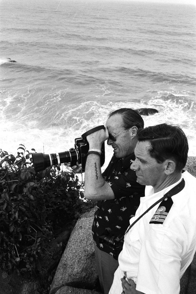 Prins Bernhard maakt opnamen met zijn filmcamera in gezelschap van een marineoff, Bestanddeelnr 929-0524