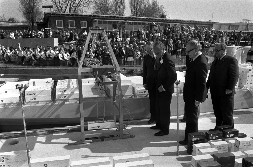 Prins Bernhard heropent Madurodam Prins Bernhard bij nieuwe containerterminal e, Bestanddeelnr 927-1111