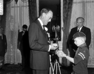 Prins Bernhard heeft op paleis Soestdijk de eerste slof lucifers gekocht van de , Bestanddeelnr 919-0647