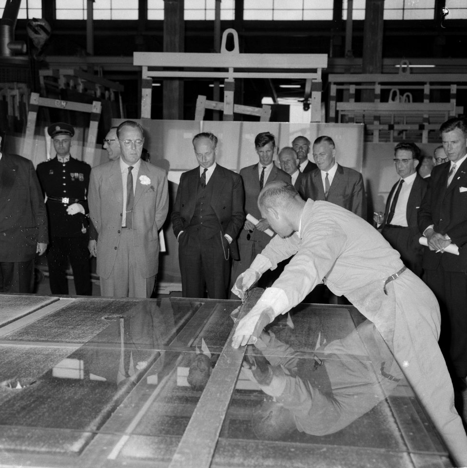 Prins Bernhard Glasfabriek De Maas te Tiel geopend, per treintje over het enor, Bestanddeelnr 916-5208