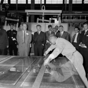 Prins Bernhard Glasfabriek De Maas te Tiel geopend, per treintje over het enor, Bestanddeelnr 916-5208
