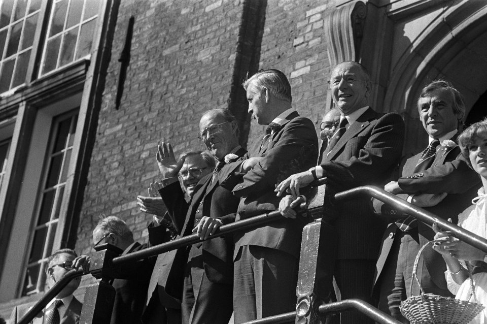 Prins Bernhard onder de aanwezigen op het bordes, Bestanddeelnr 930-4433