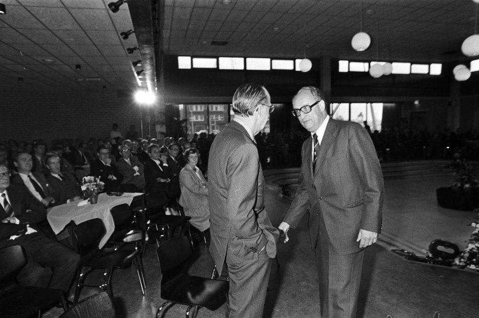 Prins Bernhard heeft officiele opening verricht van nieu haven en vervoerschool , Bestanddeelnr 931-0644