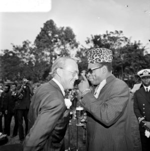 Prins Bernhard in Zaire (voorheen Belgisch Congo), Bernhard en Mobutu in gesprek, Bestanddeelnr 926-6033