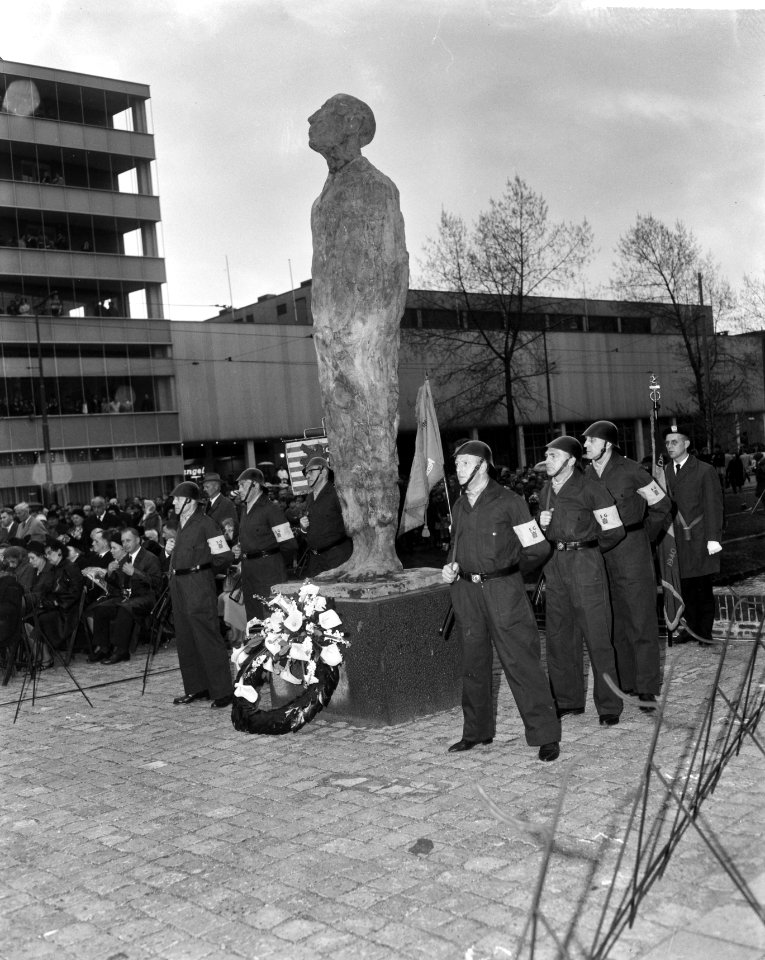 Prins Bernhard heeft het verzetsmonument Ongebroken Verzet onthuld op Kruisplein, Bestanddeelnr 917-7285