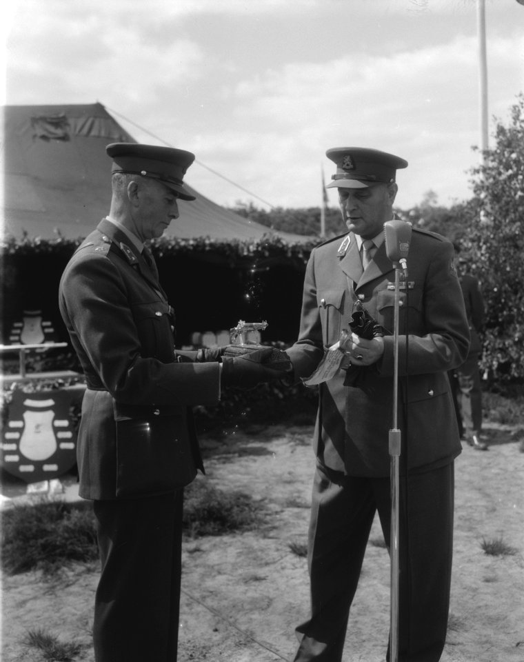 Prijsuitreiking van de schietwedstrijden door Prins Bernhard in de Harskamp Lin, Bestanddeelnr 909-6339