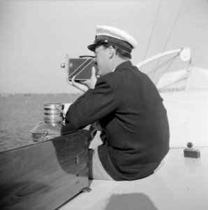 Prins Bernhard filmt aan dek, Bestanddeelnr 255-7642