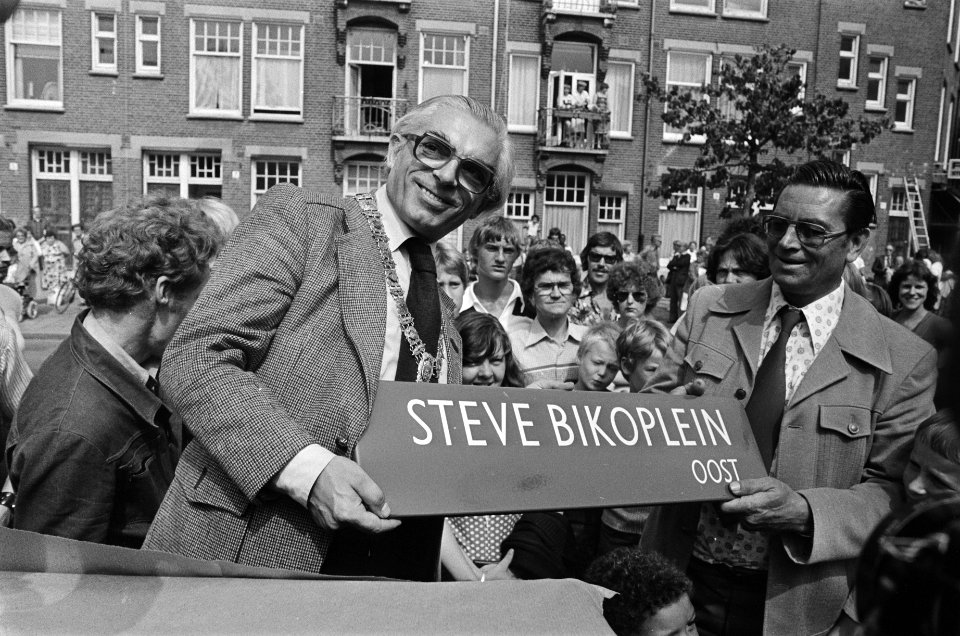 Pretoriusplein in Amsterdam omgedoopt tot Steve Bikoplei (tng gedode Zuidafri, Bestanddeelnr 929-8662