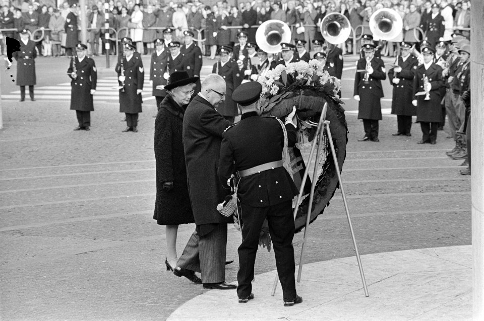 President Heinemann legt krans bij Monument op de Dam Amsterdam. President Heine, Bestanddeelnr 923-0084