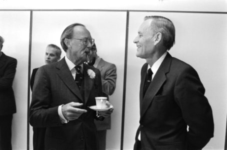 Prins Bernhard in gesprek met Jas Mol, testpiloot van Fokker, Bestanddeelnr 930-1771