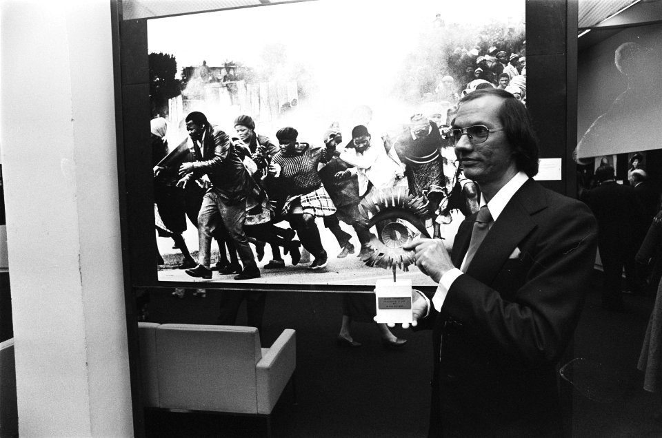 Prijsuitreiking World Press Photo door Prins Bernhard aan Leslie Hammond Hammo, Bestanddeelnr 929-6570
