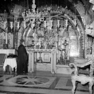 Priester bij het altaar in de Heilige Grafkerk, Bestanddeelnr 255-5212
