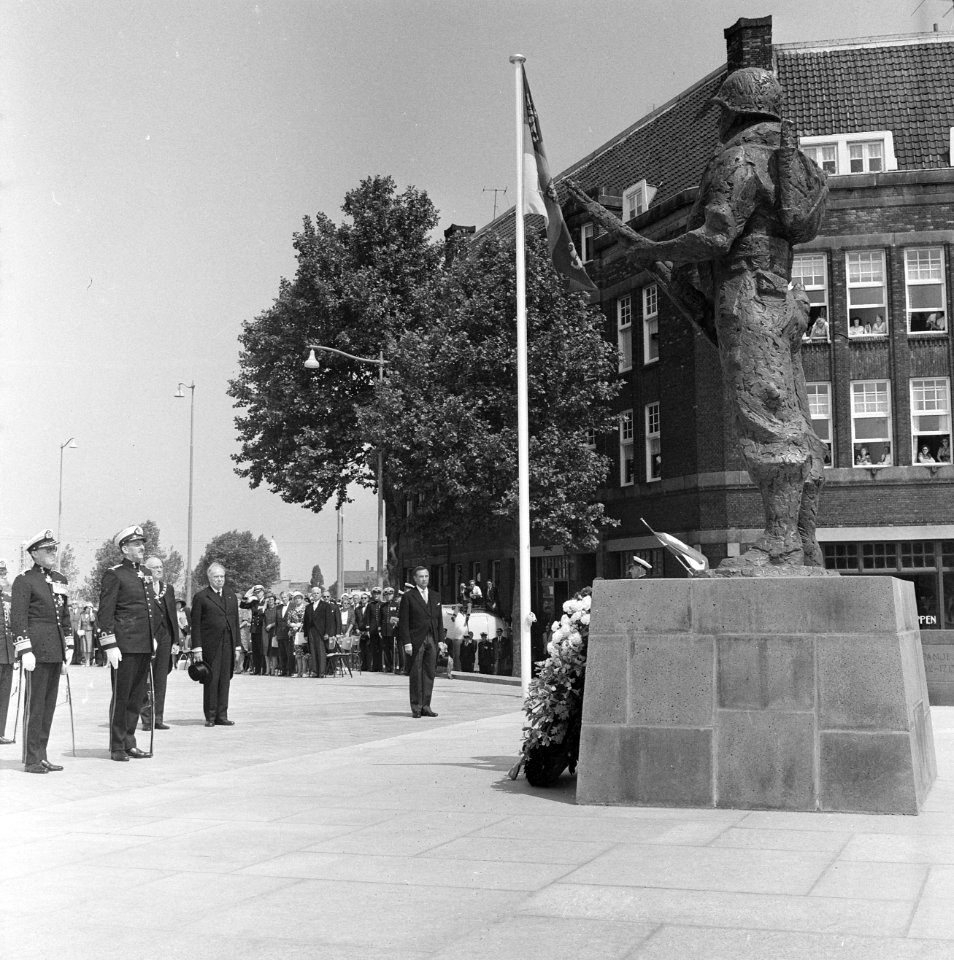Prins Bernhard heeft op het Oostplein in Rotterdam het Mariniersmonument onthuld, Bestanddeelnr 915-3445
