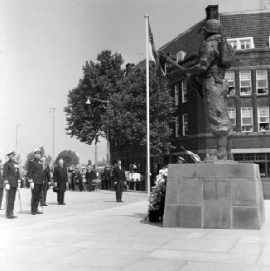 Prins Bernhard heeft op het Oostplein in Rotterdam het Mariniersmonument onthuld, Bestanddeelnr 915-3445