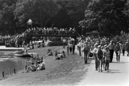 Pretpark de Efteling drukte bij de gondels, Bestanddeelnr 932-2735