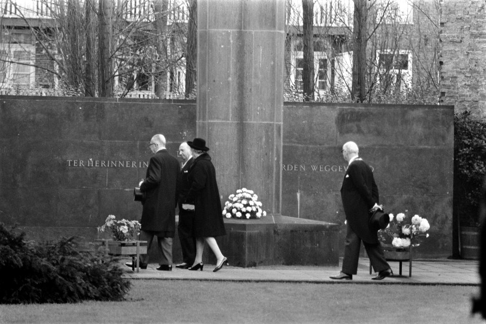 President Heinemann legt krans bij Monument van de Hollandse Schouwburg Amsterda, Bestanddeelnr 923-0096