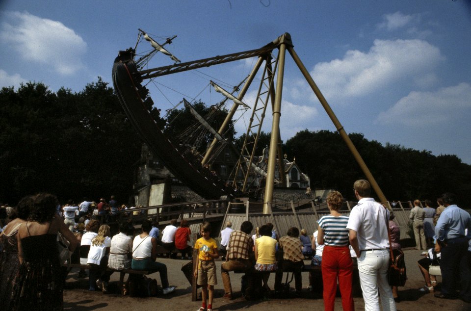 Pretpark de Efteling (massa toerisme) reuzenschommel (zeeschip) en kijkers, Bestanddeelnr 253-8751