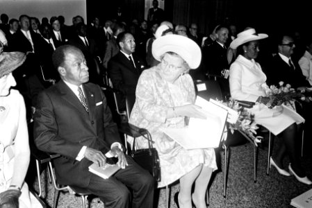 President Houphouët-Boigny en koningin Juliana in het Museum voor Land- en Volke, Bestanddeelnr 923-5687