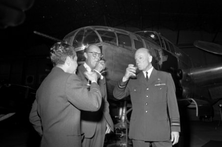 Prins Bernhard geeft B25 Mitchell bommenwerper aan luchtmachtmuseum Soesterberg,, Bestanddeelnr 925-0703