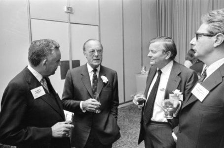 Prins Bernhard in gesprek met Karsten, lid van de raad van bestuur van de AMRO B, Bestanddeelnr 927-9805