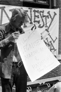 Prikkeldraadkamp in Delft, Simon Vinkenoog met de tekst Legaliseer marihuana & , Bestanddeelnr 924-5990