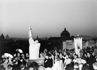 Priester staat voor de Aracoeli-basiliek en zegent Rome met het beeld van Il Sa…, Bestanddeelnr 252-1729