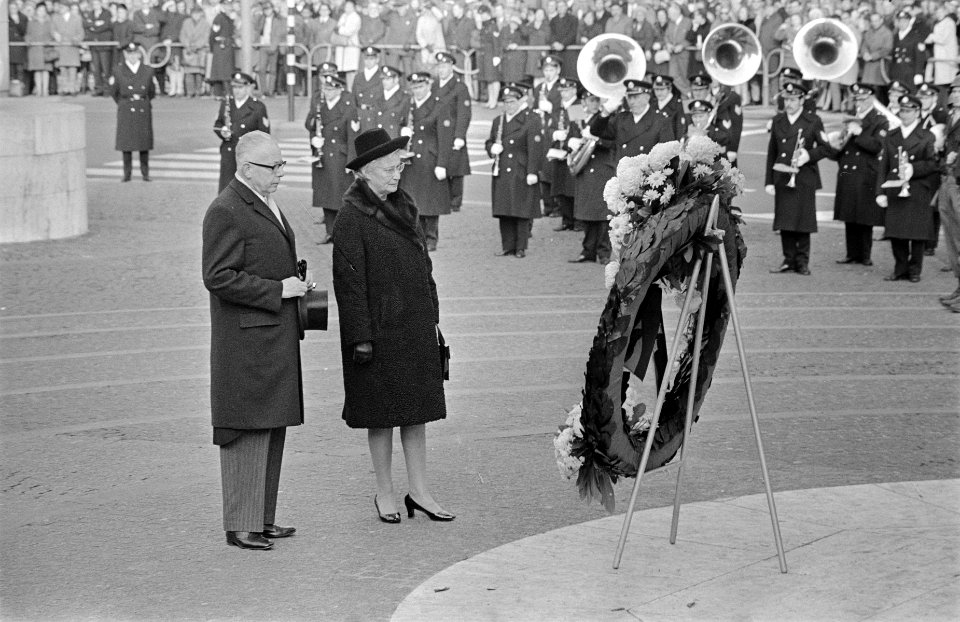 President Heinemann legt krans bij Monument op de Dam Amsterdam. President Heine, Bestanddeelnr 923-0083
