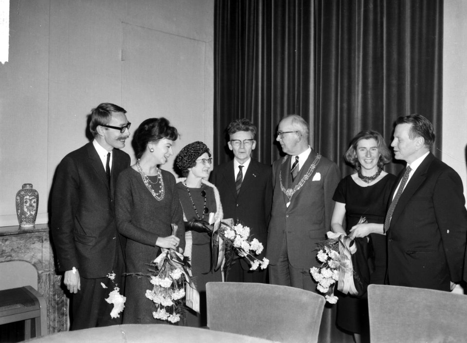 Prijsuitreiking Jan Campertprijs in Den Haag , v.l.n.r G. Kouwenaar en vrouw, H., Bestanddeelnr 914-6272
